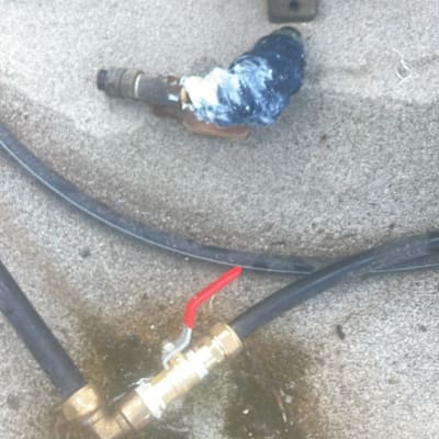 שסתום עם ידית אדומה וצינורות מחוברים