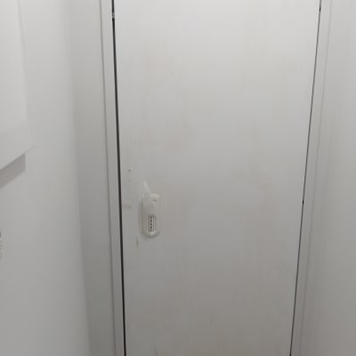 דלת עם מנעול לבן