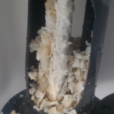 אבנית בתוך דוד שמש עם חלקי פלסטיק