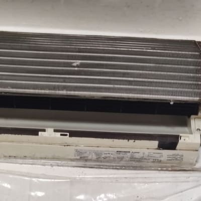 יחידת מיזוג אוויר פתוחה עם סוללה חשופה