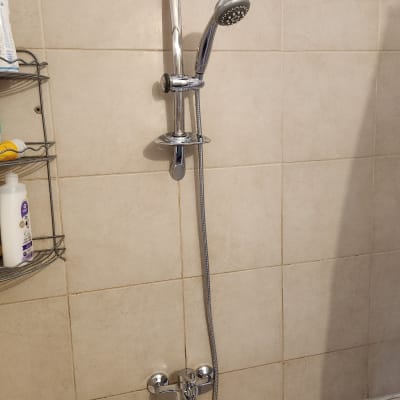 מקלחת עם ראש מקלחת נשלף וברז כרום