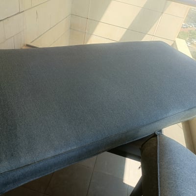 כריות ספה על מרפסת עם אור שמש