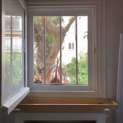 חלון אלומיניום פתוח עם סורגים