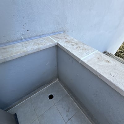 מרפסת עם ריצוף ואיטום בפינה