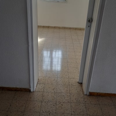 רצפה נקייה ומבריקה בחדר עם חלון