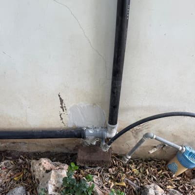 צינורות מים מחוברים לקיר עם תיקון טיח