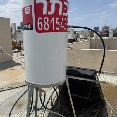דוד שמש על גג עם שמיים כחולים