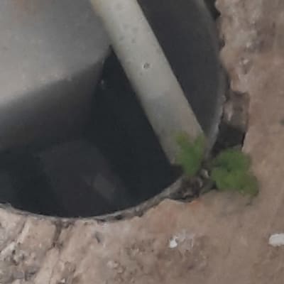 צינור פלסטיק בתוך חור בקיר בטון