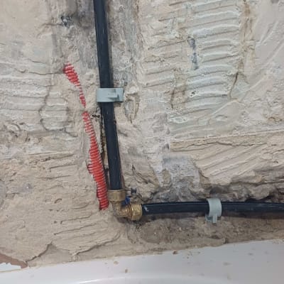 צנרת מים מותקנת בקיר עם חיבורים