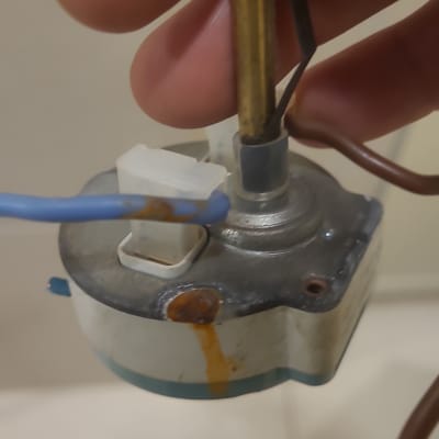 חלק מתכת עם חוטים כחולים וחומים מחוברים