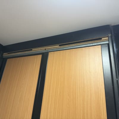 ארון עץ עם מסגרת מתכת בתהליך תיקון