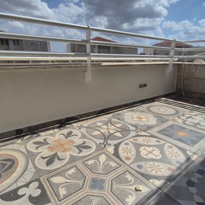מרפסת עם רצפת אריחים מעוצבים ודוגמת פרחים