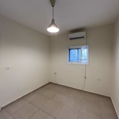 חדר ריק עם קירות צבועים בלבן