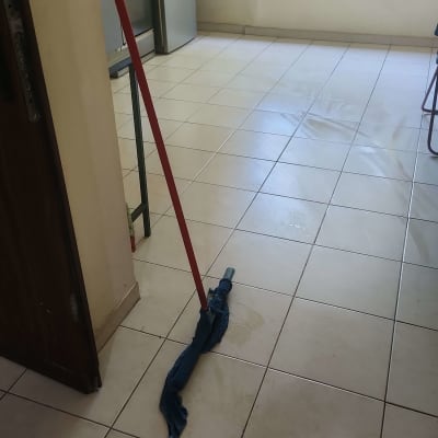 רצפה נקייה עם מגב במטבח