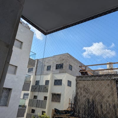 רשת מתוחה למניעת כניסת יונים במרפסת