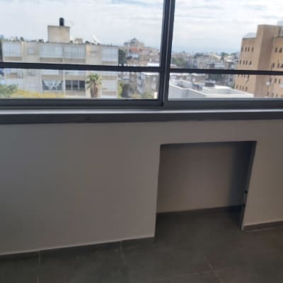 קיר גבס עם פתח מלבני מתחת לחלון