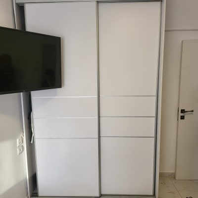 ארון הזזה לבן עם דלתות סגורות