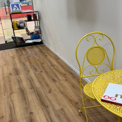 מדף עם כלים וציוד ליד דלת זכוכית