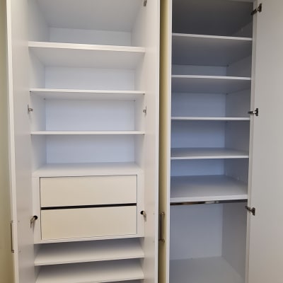 ארון פתוח עם מדפים ודלתות לבנות
