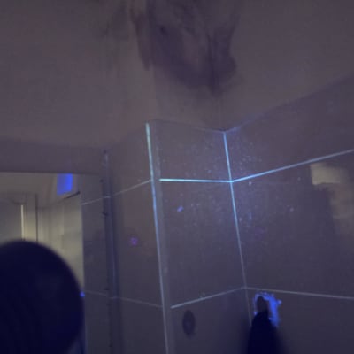 כתם רטיבות על קיר עם תאורה כחולה