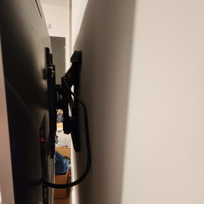 טלוויזיה מותקנת על קיר עם זרוע מתכווננת