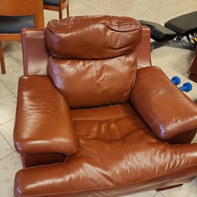 כורסה חומה מרופדת בעור עם כריות מרופדות