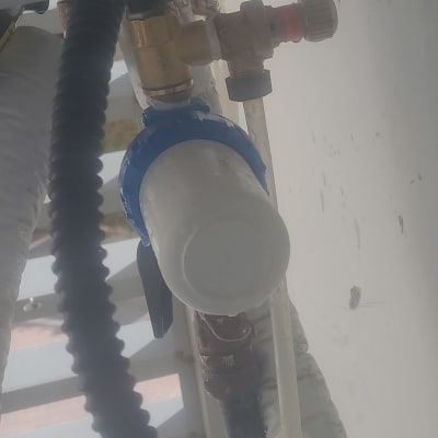 שסתום וצינורות במערכת חימום סולארית