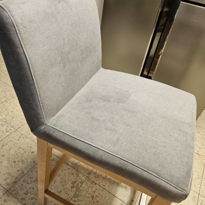 כיסא מרופד בבד אפור עם רגלי עץ