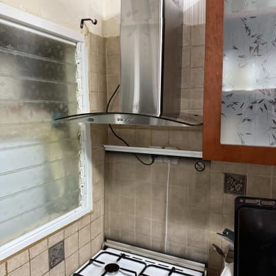 כיריים גז עם קולט אדים מותקן מעליהם