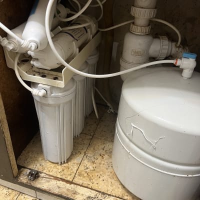 מערכת סינון מים מתחת לכיור עם צינורות וחיבורים