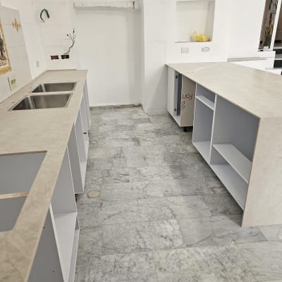 משטחי שיש במטבח עם כיורים מותקנים