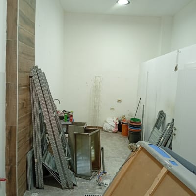 חדר עם ציוד בנייה וכלים שונים על הרצפה