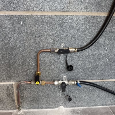 צינורות גז עם שסתומים על קיר אפור