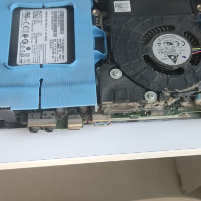 חלק פנימי של מחשב נייד עם מאוורר וכונן קשיח