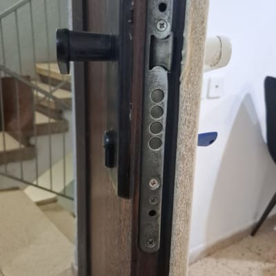 מנעול דלת עם ידית ובריחים חשופים