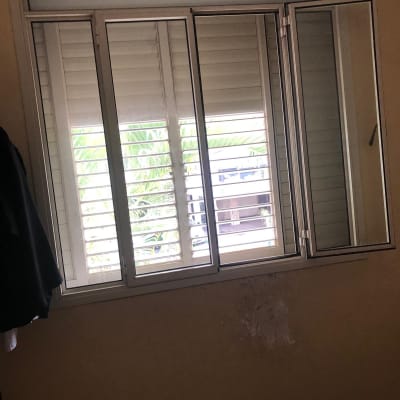 חלון עם תריסים פתוחים, קיר עם כתם