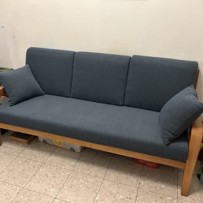 ספה עם ריפוד כחול ושתי כריות תואמות