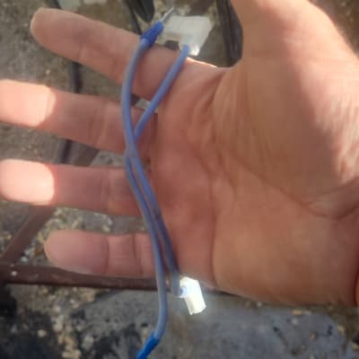 חוטים כחולים עם מחברים ביד אדם