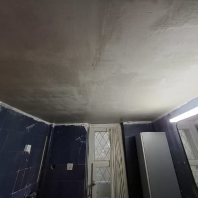 תקרה וחלק עליון של קירות בחדר עם אריחים כחולים