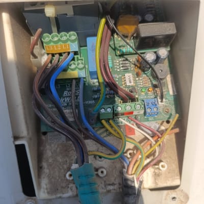 חיווט פנימי של מערכת מיזוג אוויר עם לוח חשמל