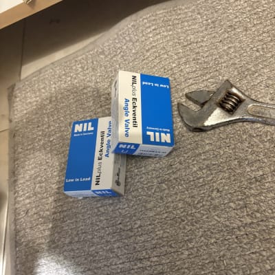 ארגזי שסתומים וכלי עבודה על שטיח