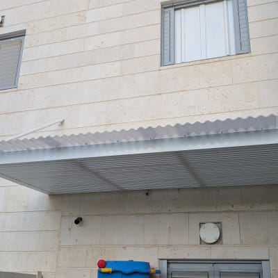 סוכך מתכת מותקן על קיר בניין