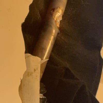 צינור מתכת עם נזק בקיר