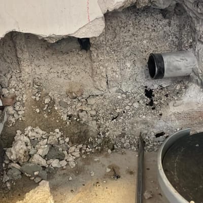 צינור וכלי עבודה ליד קיר שבור