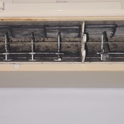 תריסי מזגן מלוכלכים עם עובש ולכלוך