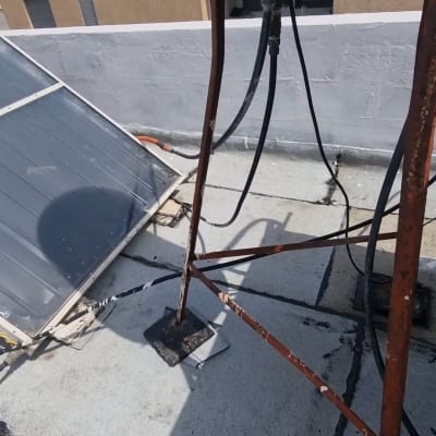 חיבורים ואיטום על גג עם צינורות ומתקנים