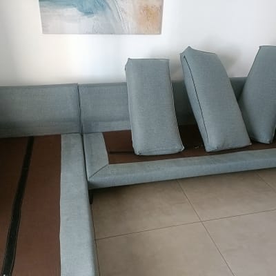 ספה עם כריות מונחות על הרצפה