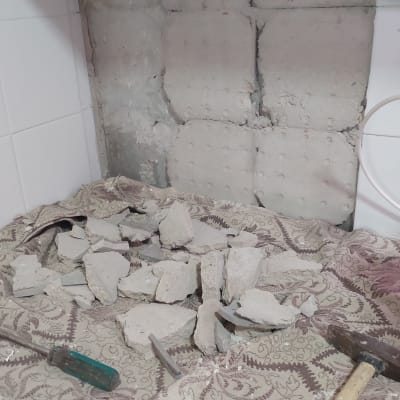 כלי עבודה, פטיש ומברג על רקע קיר שבור