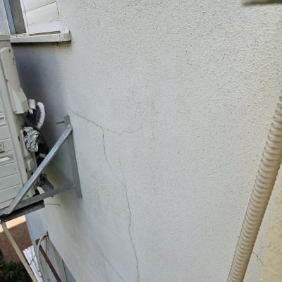 קיר חיצוני עם סדק ליד מזגן מותקן