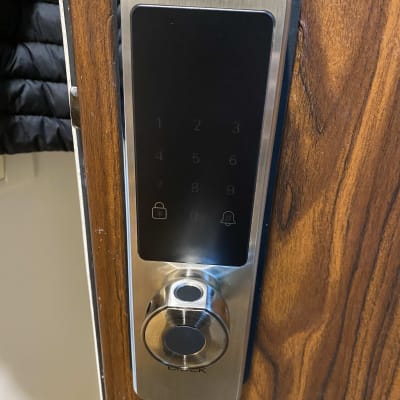 מנעול דיגיטלי על דלת עץ